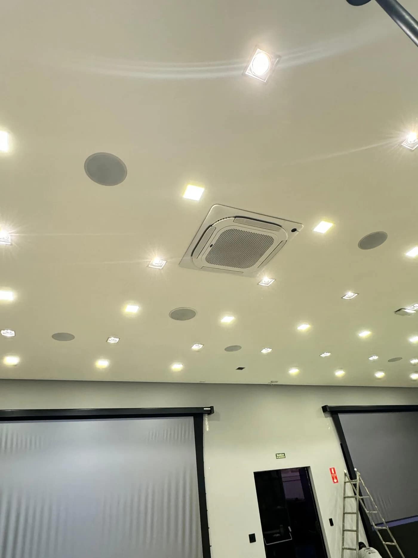 Forro com caixas de embutir e iluminação, resolvidos no mesmo projeto.